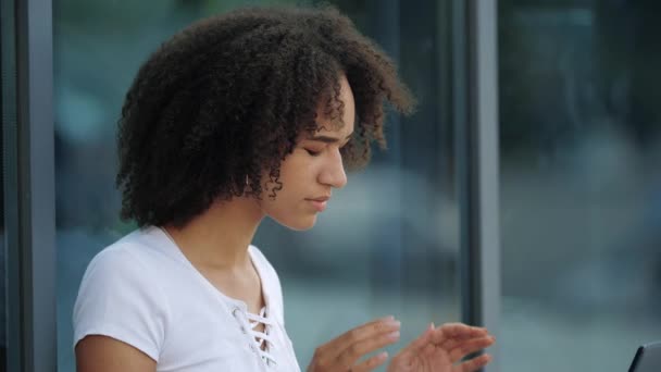 Fókuszált fiatal afro-amerikai nő, aki fejfájást okoz, masszírozó templomokat dörzsöl. Lány hányinger probléma, influenza és hideg tünetek, éles fejfájás szédülés rossz közérzet, közelkép — Stock videók