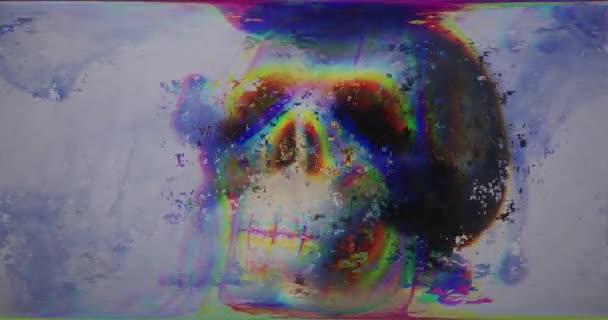 Πολύχρωμο κρανίο με αφηρημένα ψηφιακά εφέ από παρεμβολές φωτός και κύματα, σπασμένη τηλεόραση. Εφέ αφής Pixel δυσλειτουργία τέχνη. Ρετρό φουτουρισμό 80 90 δυναμικό στυλ. Βλάβη σήματος βίντεο με παλιό θόρυβο οθόνης — Αρχείο Βίντεο
