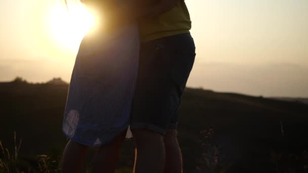Visão de baixo para cima de feliz jovem casal apaixonado abraçando no campo, desfrutando de belo pôr do sol romântico noite na natureza no verão, câmera lenta. Data de cara amoroso e menina ao ar livre na natureza fora da cidade — Vídeo de Stock
