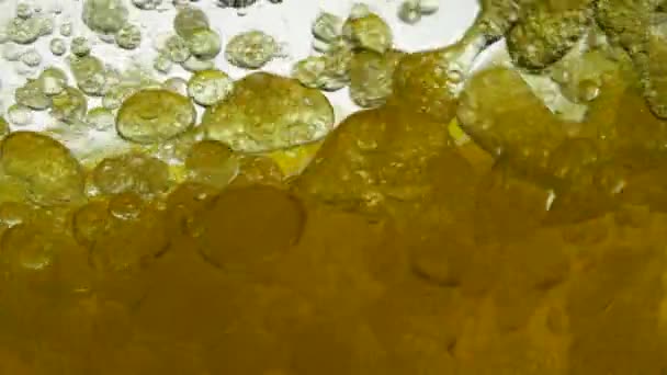 Machineolie gemengd met water, niet oplossen. Bubbles luchtbollen zweven in vloeistoffen waardoor mooie patronen, texturen en achtergronden. Langzame beweging van glijmiddel Olie Vloeibaar — Stockvideo