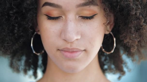 Close-up of face shock emosients African-American girl with Afro hair, makeup, eyes wide in surprise, smile toothily, covering her mouth with manicured hand. Wanita belajar berita gembira, senang — Stok Video