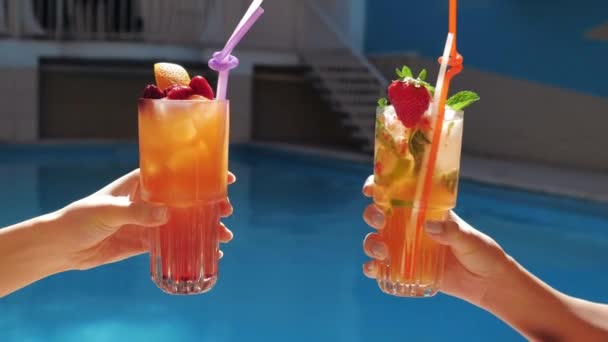 Genç bayanların ellerinde egzotik alkolsüz buz meyveli kokteyller, tezahürat, kadeh tokuşturma, içki içme ve lüks spa kompleksinde dostça bir buluşmayı kutlamak.. — Stok video