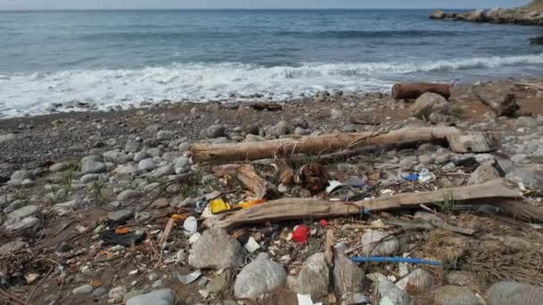 Verschmutzte Küstenmeere. Globales Problem der Menschheit Planetenmüll, Umweltverschmutzung durch Menschen. Ökologische Tragödie der Bodenverstopfung. Mülldeponie auf See, Plastikmüll, der von Wellen in die Natur geworfen wird — Stockvideo