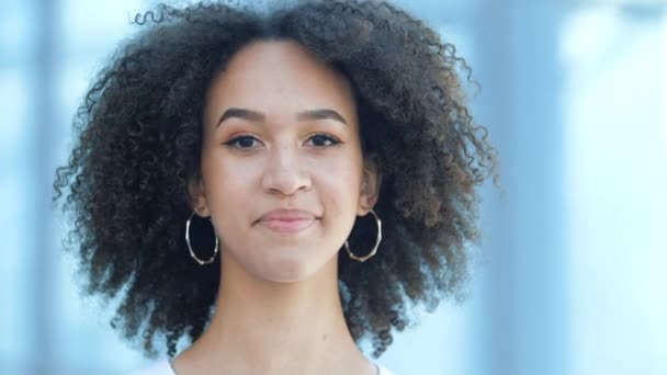 Chica afroamericana feliz muestra gestos bien, sí, bueno, sonrisas dentífricas y asiente con la cabeza aprobadamente, mirando a la cámara. Una joven contenta expresa admiración, pleno acuerdo y apoyo. — Vídeos de Stock