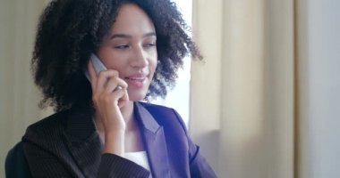 Aktif Afro-Amerikan kadın portresi konuşuyor, arkadaşça gülümsüyor, ailesiyle iletişim kurmak için cep telefonu kullanıyor, öğle yemeği saatlerinde telefonlara cevap veriyor. Satış müdürü alıcılara müşteri ve iş konseptini tavsiye eder