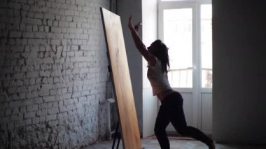 Genç bir kadın, parlak, yetenekli, dans eden, pencerenin önüne atlayan resim ve dansı birleştiren bir resim yaratıyor. Çağdaş sanat farklı teknikler ve kendini ifade etme şekillerini birleştirir.