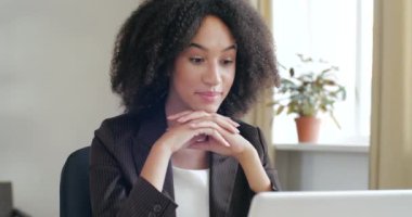 Çevrimiçi ders veren genç dil öğretmeni, bilgisayar kamerası, öğrencilerle iletişim videosu konferansı, evde karantina izolasyonu e-öğrenimi kullanarak webinar dersi veriyor.