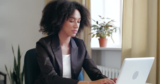 Atractivas mujeres enfocadas que trabajan en la red de computadoras portátiles, estornudos, sensación de malestar, síntomas de alergia, rinitis, que sufren de moqueo nasal, el uso de servilleta blanca para limpiar su nariz, condición dolorosa — Vídeos de Stock