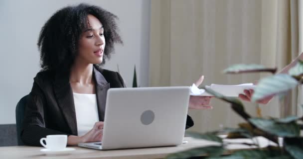Empresário financeiro mulher afro-americana processa dados no laptop, planos calcula orçamento na internet, conclui transações on-line no chat, recebe dados de estatísticas de documentos de relatório, papelada — Vídeo de Stock