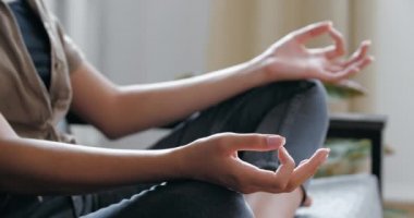 Normal kot giyen bir kadın, Lotus pozisyonunda kanepede oturur bacak bacak bacak üstüne atar, yoga yapar, asana çalışır, enerji kazanır, dinlenir, konsantre olur, zen harmoni konseptini kapatır.