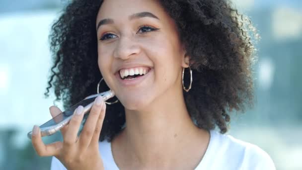 Belle fille africaine avec maquillage et coiffure afro enregistrement message vocal au téléphone, parler avec un ami, rire adorable à la blague. Ethnique américain étudiant communique, a du bon temps en plein air. — Video