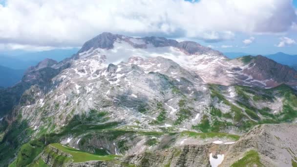 Vista aérea épica de Fisht pico de natureza majestosa do Cáucaso para Mountain Oshten, coberto com pedras de neve, grama sob nuvens brancas no céu azul, Adygea, Rússia. Reserva mundial conservação da vida selvagem . — Vídeo de Stock