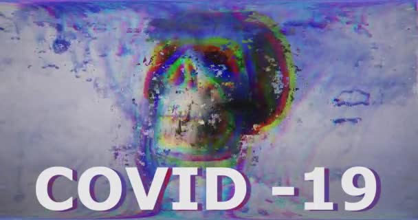 Inscripción multicolor covid-19 con efecto de arte mal pixel glitch. Calavera con efectos digitales abstractos interferencia de ruido, TV rota. Futuro retro estilo antiguo. Daño de señal de vídeo con corona de virus — Vídeos de Stock