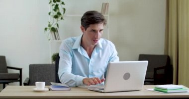 Aşırı sevinçli genç bilişim uzmanı iş adamı dizüstü bilgisayara bakıyor, inanılmaz güzel haberler karşısında heyecanlanıyor. Mutlu ofis çalışanı duygusal yönetici başarılı yatırımları kutluyor, finansman sağlıyor