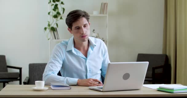 Atraente empregado cansado segurando notebook na mão se sente desconfortável quente no problema do tempo de verão, sofre de ar condicionado quebrado no escritório. Superaquecido jovem empresário exausto do calor — Vídeo de Stock