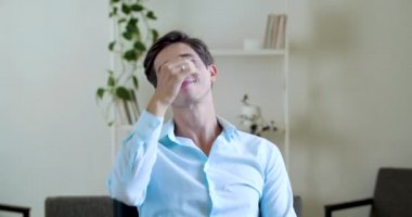 Yorgun, genç ve çekici iş adamı yorucu bir iş gününden sonra dinleniyor, ara veriyor, ellerini başının arkasına koyuyor, gelecekle ilgili hayaller kuruyor, başarıyı pencereye bakarak hatırlıyor.