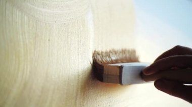 Hafifçe çalı çırpı ile tuvali boyuyorum. Çağdaş resimlerde yeni trendler. Gerçek renk paleti. Yaratıcılık için malzeme seçimi. Yakın çekim..