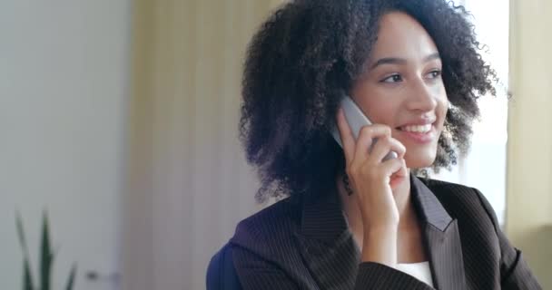 Portret zajęty osoba kobieta konsultant uśmiecha się szeroko toothy, używa smartfona do komunikacji rozmowy z przyjaciółmi klientów, odpowiadając na pytania wsparcia, rezerwacja składa zamówienie w sieci komórkowej — Wideo stockowe