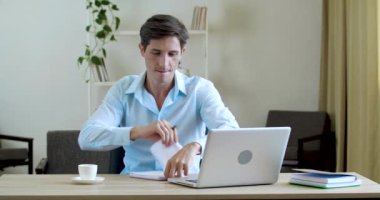 Erkek ofis çalışanı masada oturur, dans eder, müzik eşliğinde aktif olarak dans eder notlar yazar, hata yapar, kağıdı yırtıp atar, içine hava atar, sandalyeye döner, işyerindeki aptallar