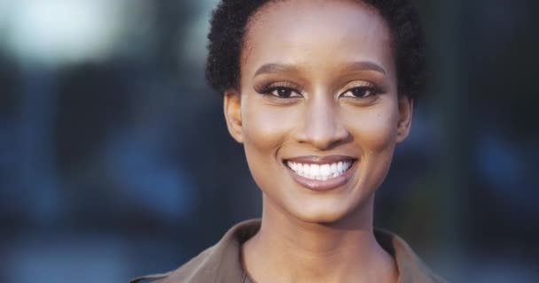Porträt einer schönen afroamerikanischen ethnischen Frau, die in die Kamera blickt, zahm lächelnd, glückliche Augen, kurze Haare, freundliches weibliches Gesicht. Nahaufnahme einer Mischlingshündin, die auf der Straße steht und sich wohl fühlt — Stockvideo