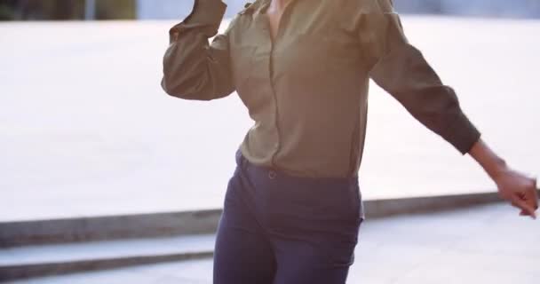 Despreocupado joven chica de raza mixta divirtiéndose en la calle de la ciudad. Alegre mujer de etnia africana milenaria bailando con sonido musical favorito, disfrutando de la libertad al atardecer rayo de sol de verano, sonrisas mirando cámara — Vídeos de Stock