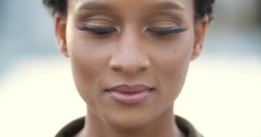 Çekici Afro-Amerikan model kadının ön portresi şık, gür makyajlı, kapalı gözlü, kamera dostu, gülümseyen dudaklara bakan. Kadın melez bayana yakın durun.