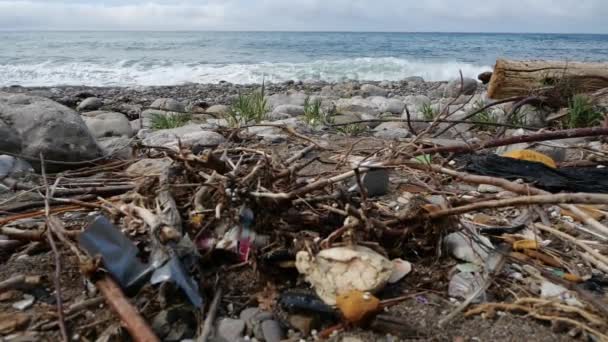 Zanieczyszczony ocean brzegowy. Globalny problem śmieci z planety ludzkiej, zanieczyszczenie środowiska przez ludzi. Tragedia ekologiczna zatykania gruntów. Składowisko na morzu, wysypisko odpadów plastikowych wyrzucanych przez fale w przyrodzie — Wideo stockowe