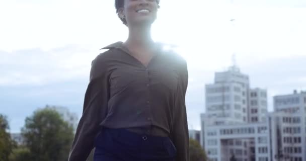 Close up piękne stylowe amerykańskie biznes kobieta spacery w mieście na zewnątrz w promienie słońca światło, tło budynków, kobieta emocjonalne twarz uśmiechnięte spacery z bagażem, ubrania dmuchane wietrznej pogody — Wideo stockowe