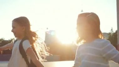 İki küçük kız caddede siyahlar içindeki bayan öğretmene koşuyor, üç kişi mutlu bir şekilde sarılıyor. Çocuklar koruyucu anneyle bahçede tanışır, aile kavramı. İş kadını okuldan sonra kızlarıyla tanışır.