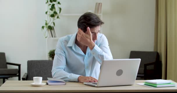 Ελκυστικός κλασικός ενήλικος επιχειρηματίας κάθεται στο τραπέζι μετά τη δουλειά, χρησιμοποιεί την οθόνη laptop ως καθρέφτη, κοιτάζει την αντανάκλαση, ισιώνει τα μαλλιά του, αγγίζει το ανδρικό λείο πρόσωπο στο πηγούνι του, εκθαμβωτικά σχέδια συνάντησης — Αρχείο Βίντεο
