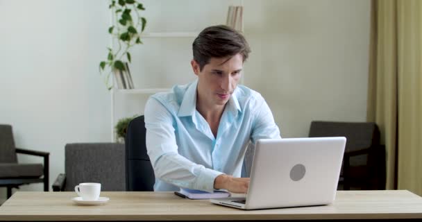 Unavený kancelářský pracovník manažer psaní na klávesnici notebooku, hledání informací, zkoumání dat, psaní poznámek, dělat chyby, vytahování kus notebooku, pocit podrážděnosti naštvaný, koncept selhání — Stock video