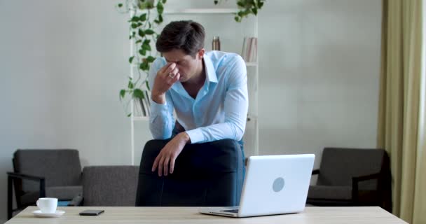 Εξαντλημένος κουρασμένος νέος επικεφαλής επιχειρήσεων ενηλίκων στέκεται στο σπίτι γραφείο, σκέφτεται σκεπτικά αισθάνεται αποτυχία, αναστατωμένος, λύνει το πρόβλημα, παίρνει νευρικό από τη δύσκολη δουλειά, κρατά το πηγούνι του με το χέρι, έννοια του προβλήματος — Αρχείο Βίντεο