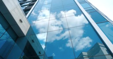 Modern fütüristik soyut işletme yüksek kule mavi cam arka plan yansıyan beyaz gökyüzü ve duvarda bulutlar ve açık mimari yapı aynalı kentsel tasarım deseni penceresi