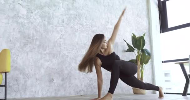 Adolescente bella donna entra per lo sport a casa, si trova in posa asana, allunga le gambe della coscia, prendersi cura del corpo treni in tempo di quarantena da solo, pratica yoga, ceppi muscoli forti, concetto di potenza — Video Stock