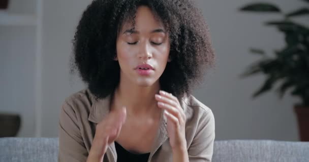 Portret zdenerwowanej Afro dziewczyny czuje żal, smutek, nieporozumienie kłótnia, złamane serce, siedzi w domu przemyślane, koncepcja dyskryminacji. Zbliżenie kobiety z lękiem afrykańskiej twarzy, stan niezdrowy — Wideo stockowe