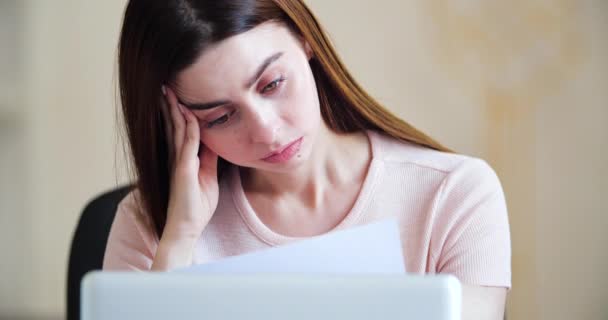 Smutna kobieta siedzi przy stole w domu czyta otrzymane złe wieści posiada dokumenty papier list czuje się zdesperowany o problemach finansowych, rachunków krajowych lub długu, studentka martwi się koncepcja wydalenia college 'u — Wideo stockowe