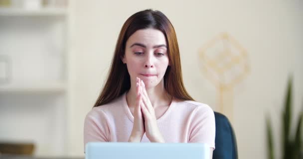 Pensiero interessato donna attraente che lavora sul computer portatile guardando lontano pensando risolvere il problema a casa ufficio, donna seria ricerca di ispirazione rendere la decisione sentire mancanza di idee, primo piano — Video Stock