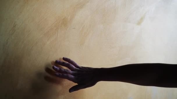 Silhouette kezek fiatal sikeres magabiztos nő művész lassan mozog a kezét az egész festészet tükröződik telek az új kép a művészeti stúdióban. Az ujjai óvatosan érintsék meg a vásznat. — Stock videók