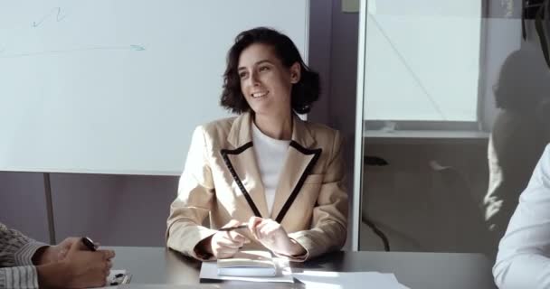 Líder femenina sonriente confiada negociando con compañeros de trabajo del grupo empresarial, explicando los beneficios del contrato en reuniones formales consultando a clientes corporativos, haciendo un trato de trabajo, sentarse en la mesa de la oficina de la conferencia — Vídeo de stock