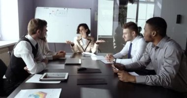 Kafkas kökenli zeki bir kadın tarafından yönetilen çok ırklı iş adamları gelecekteki projeleri tartışıyor, toplantıda ofiste oturuyorlar. Tecrübeli kadın yönetici iş arkadaşları için eğitim veriyor.