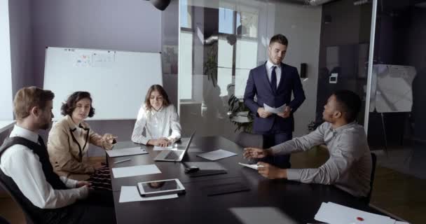 Bedrijfsleiders adviseren mannelijke zakelijke klant investeerder op multi etnische groep vergadering. Zakelijk professioneel team bespreken planning financiële strategie, actief spreken over deal of document — Stockvideo