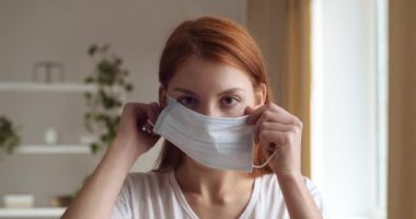Yüzüne tıbbi maske takan kendine güvenen genç kız portresi, covid virüs salgını salgını konsepti. Sorumlu kadın ağız ve burnu kaplayan hijyen koruyucusu giyer.