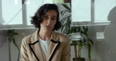 Güler yüzlü genç iş kadını çevrimiçi öğretmenlik işi başvurusu yöneticisi müşteri veya arkadaş ile konuşuyor konferans görüntülü konuşma, gülücük dişli, ofiste kameraya bakın, webcam görünümü