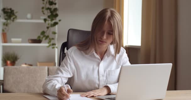 Закрыть молодую деловую женщину студентку университета, использующую ноутбук на рабочем столе в домашнем офисе, женщину, печатающую на клавиатуре ноутбука, изучающую работу с чистой технологией онлайн-образования — стоковое видео
