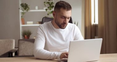 Bilgisayarda yazan ciddi düşünceli bir adamın portresi, çevrimiçi problemleri çözmek, ağ üzerinde iş yapan serbest girişimci, çözüm üreten, ofiste otururken programlar