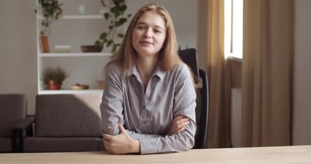 Sorrindo sorriu jovem empresária cumprimentando mão onda, candidato gerente falar com o cliente fazer conferência vídeo chamada bate-papo, falar durante a distância, menina loira olhar para a câmera no escritório, vista webcam — Vídeo de Stock