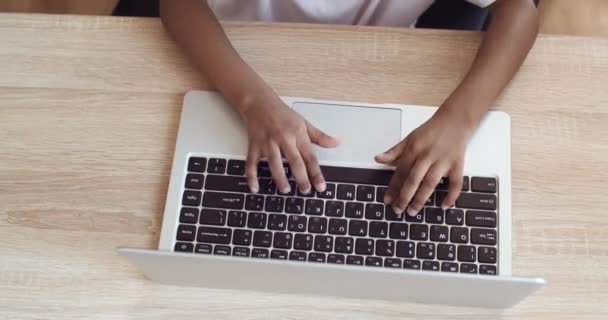 Närbild barn hand fingrar skriva på laptop tangentbord e-post, svarthyade barn afrikansk amerikansk pojke eller flicka skriva text på datorn, elev studerar fjärr hemifrån på nätet i karantän ovanifrån — Stockvideo
