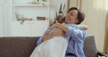 Aile portresi, mutlu, sevimli, sevecen, evlat edinilmiş küçük kız evlatlık, koruyucu anneye sarılan küçük kız, sevimli kız, anneye sarılan, şefkatli, çocukluk konsepti, yakın görüş.