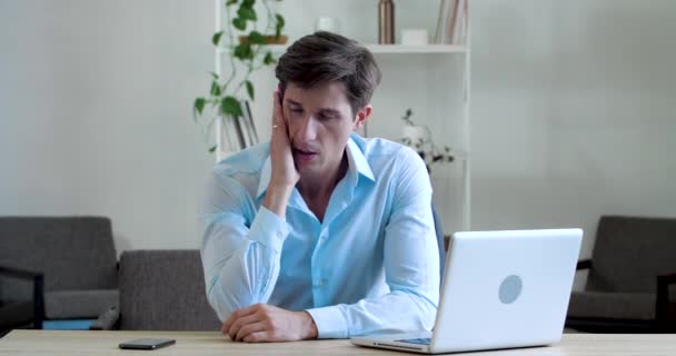 Chokeret stresset ung mand tager pause sidde ved skrivebordet vejrtrækning gør motion føler frygt for at opleve, bekæmpelse af panik angreb, bekymret for problemet læse dårlige online nyheder mislykkedes eksamen resultater – Stock-video