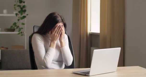 Portrét mladé podnikavosti žena pomocí notebooku při pohledu na obrazovku v domácí kanceláři, frustrovaný po přečtení špatné on-line zprávy e-mail s neúspěšnými výsledky testu cítit rozrušený z problému — Stock video